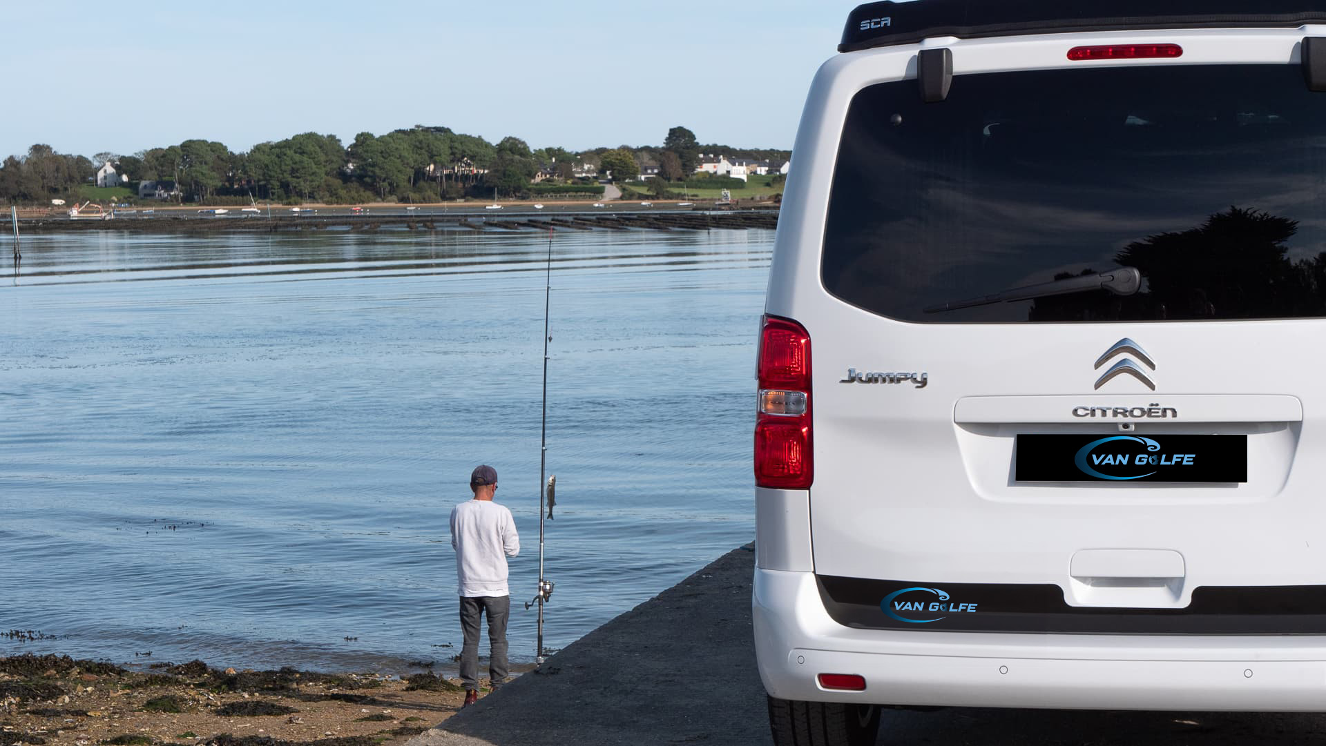 Photo van extérieur sur ponton avec pêcheur