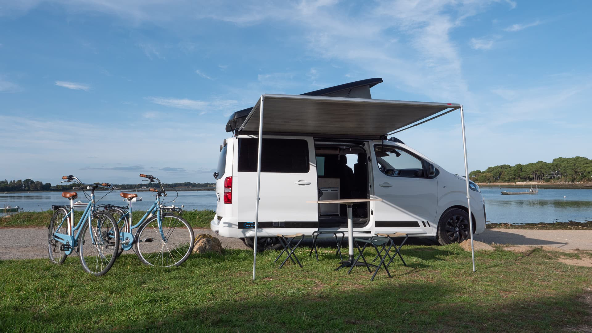 Van aménagé Van Golfe en borde de mer avec table de pique-nique et vélos