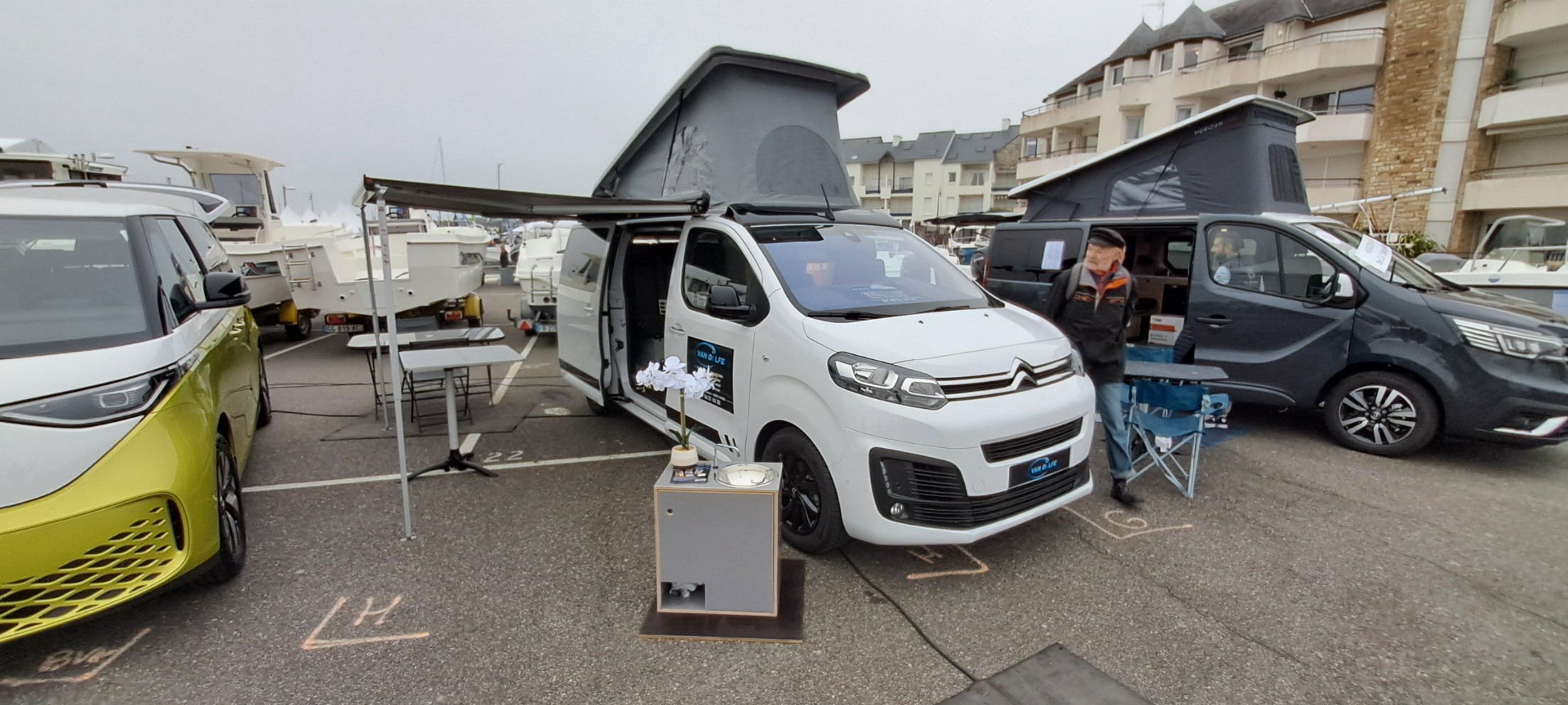 Présentation du van aménagé citroën Jumpy au salon du Mille Sabords au Crouesty. Le van est exposé en version 4 couchages avec le toit relevable.