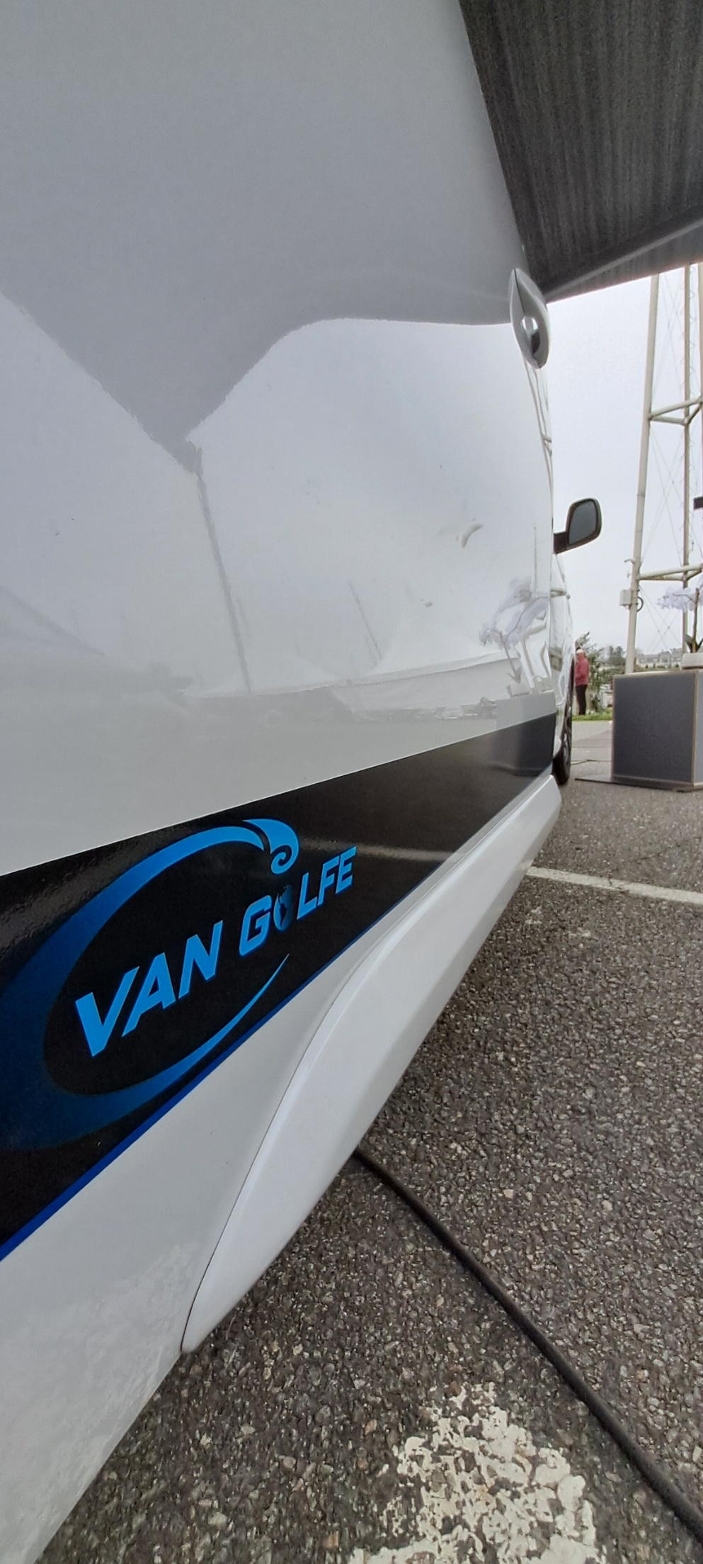 Logo Van Golfe sur le côté d'un van aménagé Citroën Jumpy