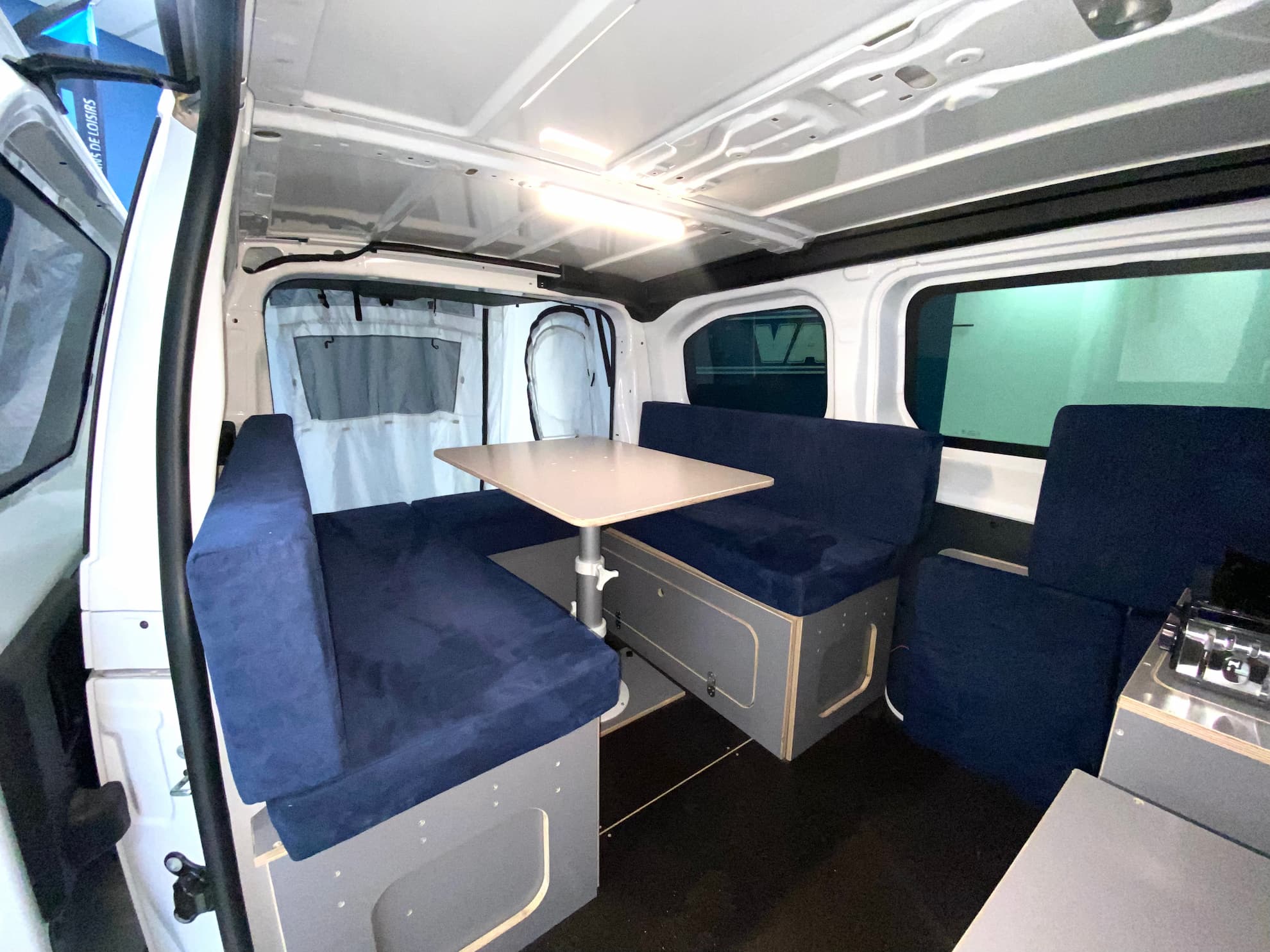 Kit loisir Van Golfe installé — vue intérieure